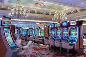 Pemain Qiu Qiu menggunakan smartphone untuk bermain di platform mahirtoto dengan live dealer